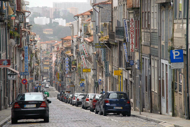 Quase 1,5 milhões de euros em notas falsas encontrados dentro de mala abandonada no centro do Porto