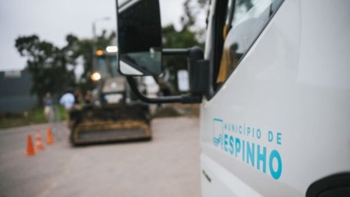 Obras na rede de água avançam em Espinho para reparar roturas com o apoio do Regimento de Engenharia