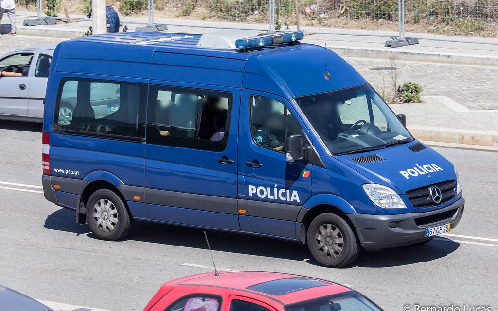 Carrinha da PSP apedrejada durante patrulhamento no Bairro do Cerco do Porto
