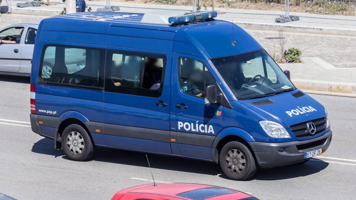 Carrinha da PSP apedrejada durante patrulhamento no Bairro do Cerco do Porto