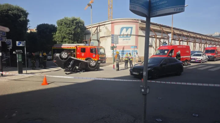 Carro capota após colisão em Matosinhos e provoca três feridos