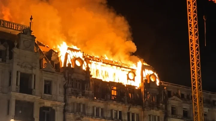 Incêndio faz acordar o coração da cidade do Porto