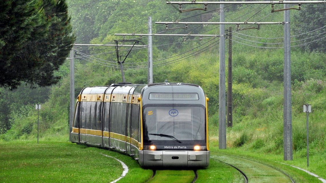 Calor aperta no Metro do Porto e deixa passageiros em carruagens sobreaquecidas