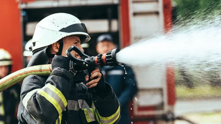 Incêndio mobiliza 45 operacionais em armazém de transportadora na Póvoa de Varzim