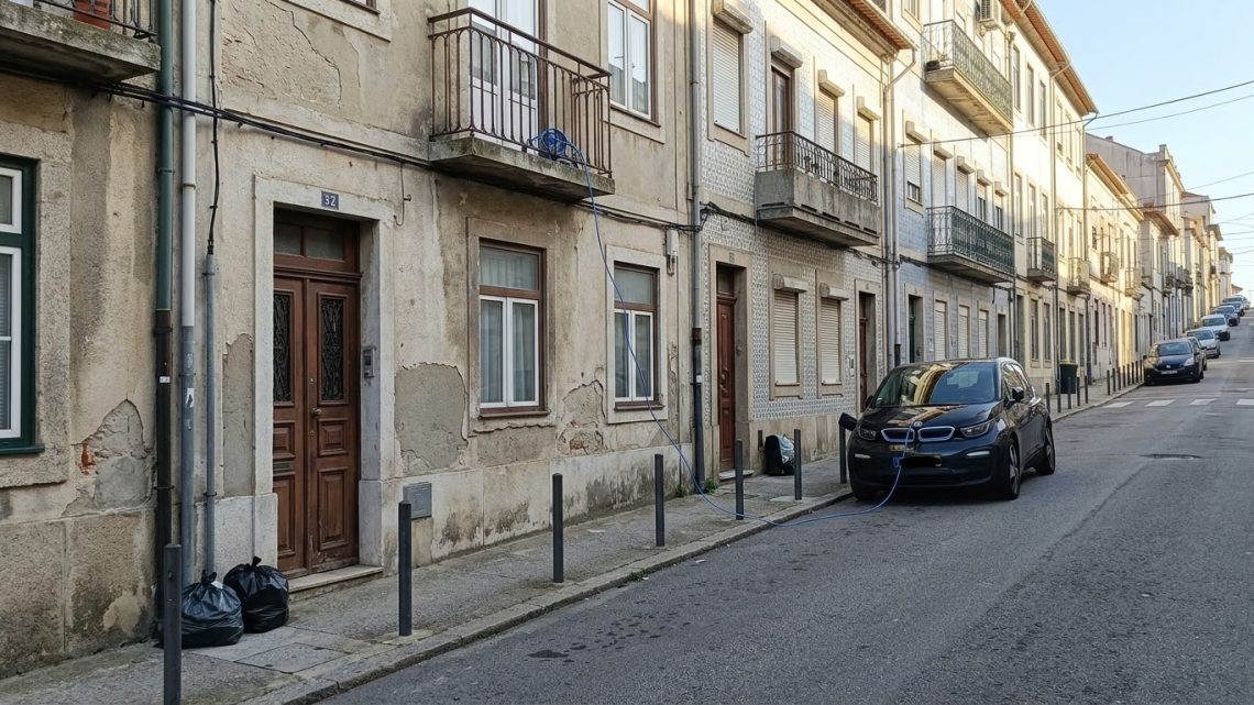 Porto proíbe carregamento de carros elétricos na rua através de cabos de habitações