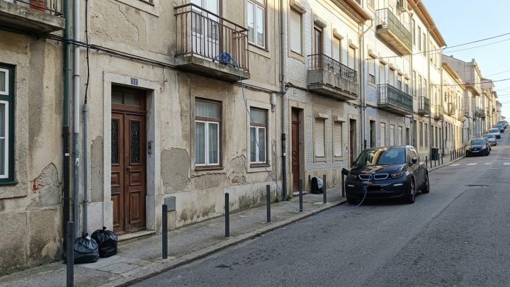Porto proíbe carregamento de carros elétricos na rua através de cabos de habitações