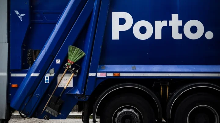 Grua de camião do lixo entra pela janela de uma habitação no Porto