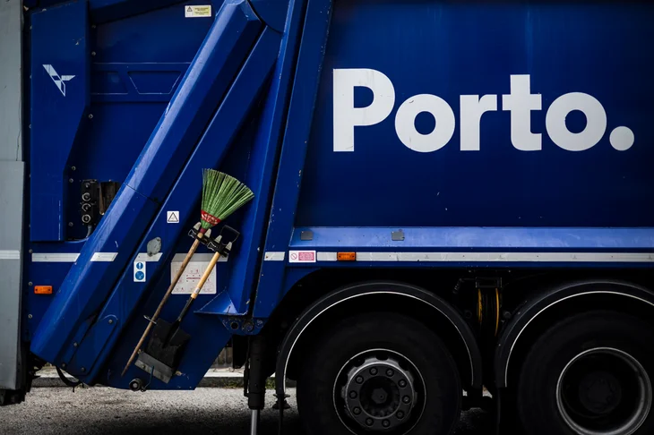 Grua de camião do lixo entra pela janela de uma habitação no Porto