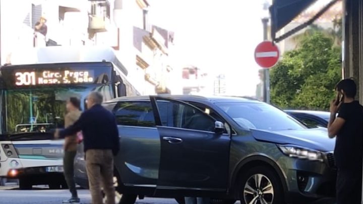 Colisão entre dois carros no centro do Porto provoca um ferido