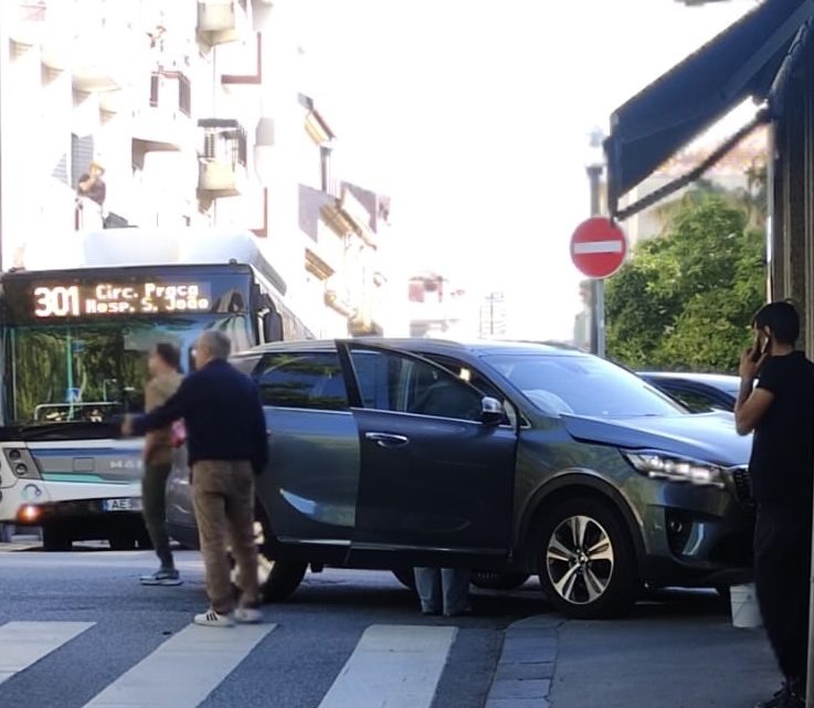 Colisão entre dois carros no centro do Porto provoca um ferido