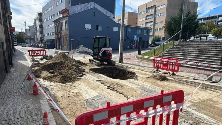 Rutura de conduta em Águas Santas interrompe abastecimento de água em quatro freguesias da Maia