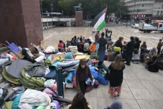 Polícia retira tendas de manifestantes na Praça D. João I, no Porto