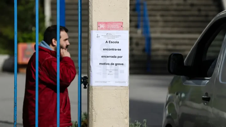 Greve de trabalhadores não docentes encerra escolas na Área Metropolitana do Porto