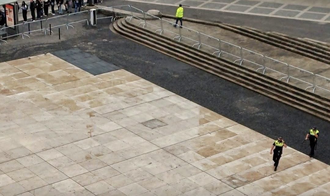 PSP intervém na acampada pela habitação na Praça D. João I, no Porto