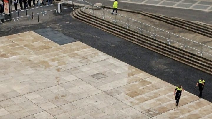 PSP intervém na acampada pela habitação na Praça D. João I, no Porto
