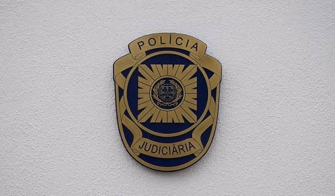 Dois homens encapuzados assaltam supermercado à mão armada em Valbom, Gondomar