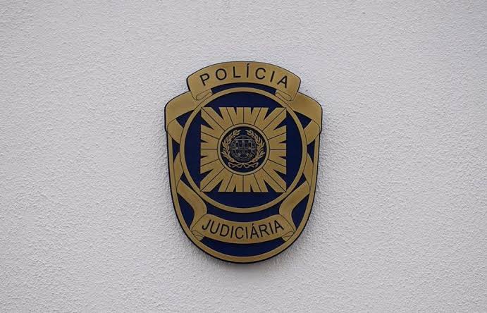 Dois homens encapuzados assaltam supermercado à mão armada em Valbom, Gondomar