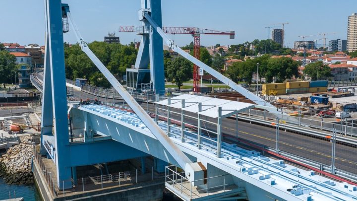 Ponte móvel de Leixões reabre passeio pedonal coberto entre Matosinhos e Leça da Palmeira