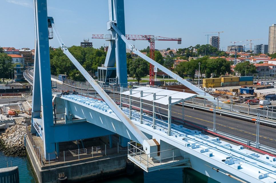 Ponte móvel de Leixões reabre passeio pedonal coberto entre Matosinhos e Leça da Palmeira