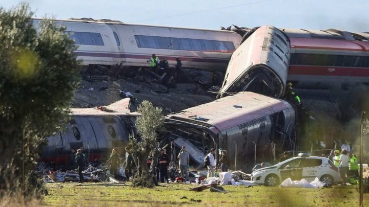 Dois comboios colidem em linha de alta velocidade em Espanha