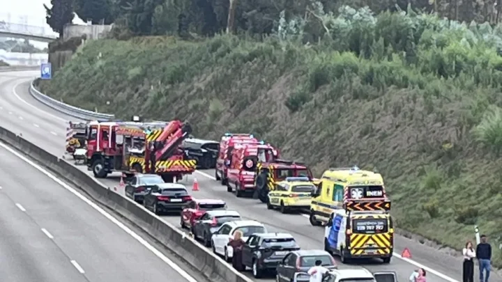 Colisão na A29 em Gaia faz dois feridos e deixa carro capotado