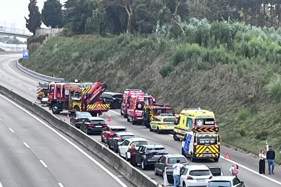 Colisão na A29 em Gaia faz dois feridos e deixa carro capotado
