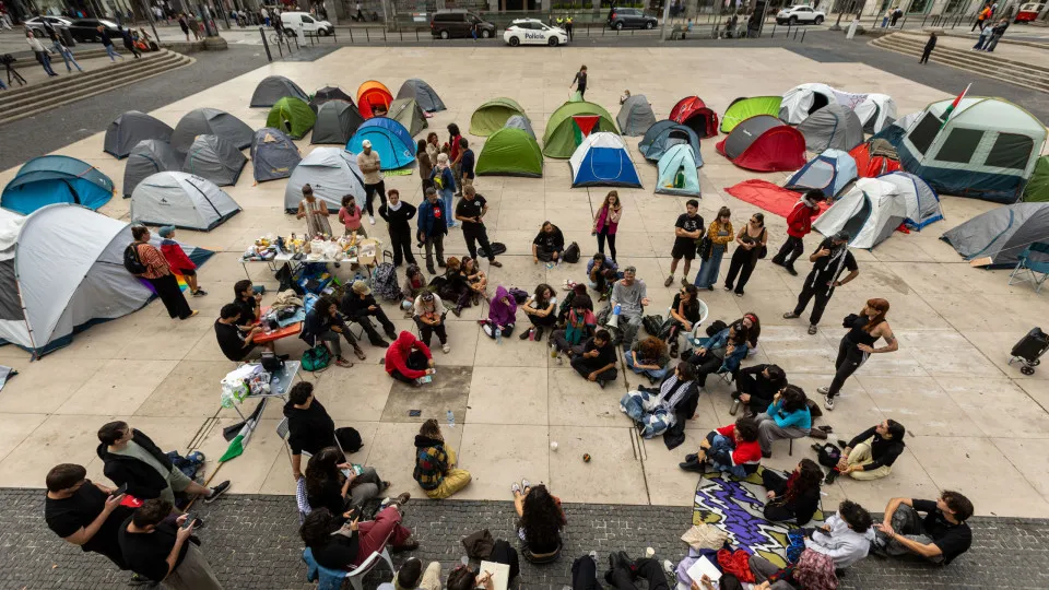 Protesto pela habitação regressa esta noite à Praça D. João I, no Porto